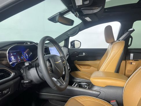 Used 2023 Chrysler Pacifica Pinnacle image 24