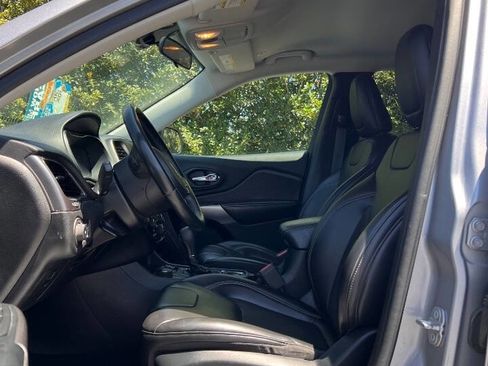 Used 2019 Jeep Cherokee Latitude Plus image 13