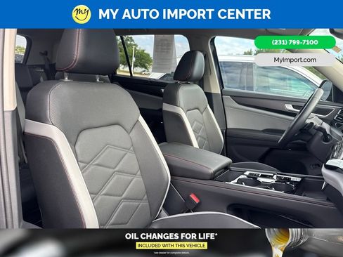 Used 2025 Volkswagen Atlas Peak Edition SE AWD/4WD image 28
