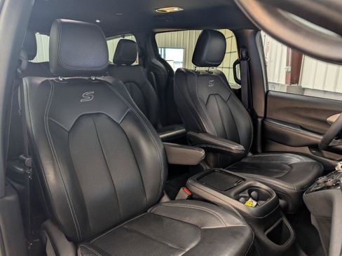 Used 2022 Chrysler Pacifica Touring-L w/ S Appearance Package FWD image 5