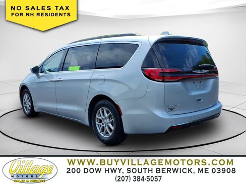 Used 2022 Chrysler Pacifica Touring FWD image 3