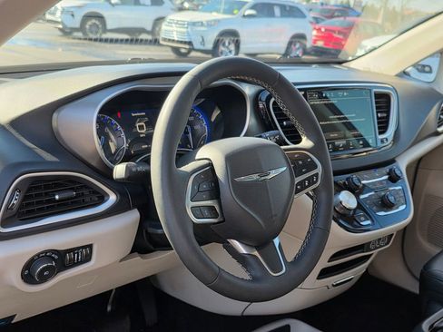 Used 2024 Chrysler Pacifica Touring-L image 11