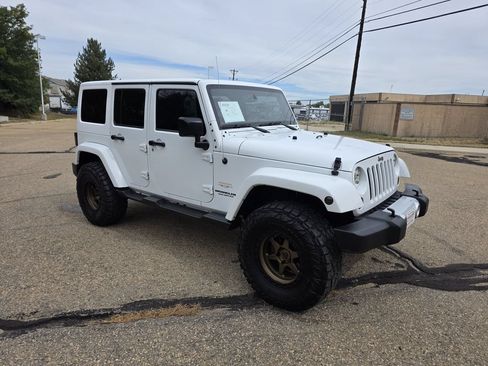 Used 2015 Jeep Wrangler Unlimited Sahara w/ Connectivity Group AWD/4WD image 10