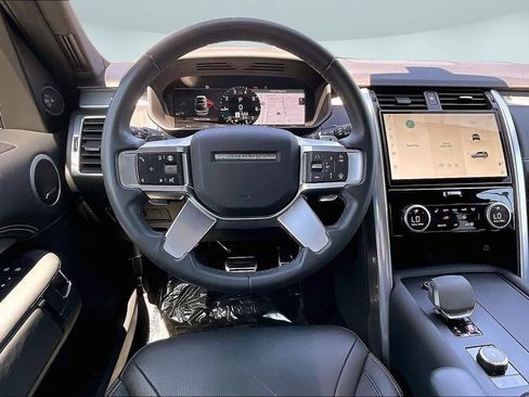 Used 2024 Land Rover Discovery Dynamic SE AWD/4WD image 5