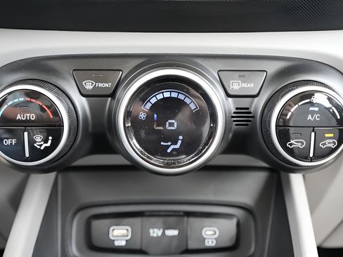 Certified 2023 Hyundai Venue SEL FWD image 31
