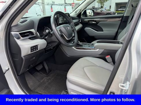 Used 2022 Toyota Highlander Platinum FWD image 11