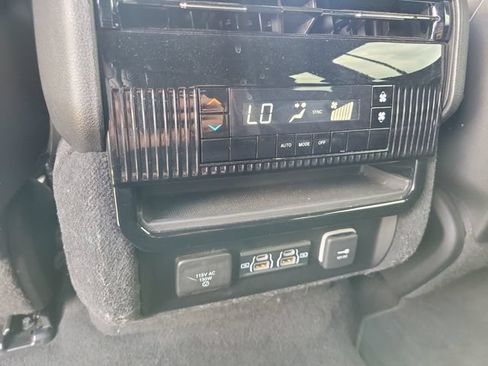 Used 2024 Jeep Wagoneer L Series II w/ Flexible Seating Group AWD/4WD image 17