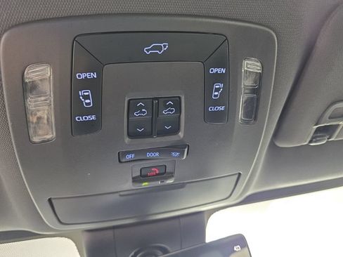 Used 2022 Toyota Sienna XSE AWD/4WD image 24