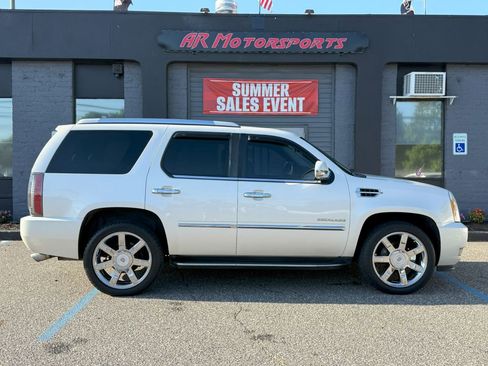 Used 2009 Cadillac Escalade AWD image 2