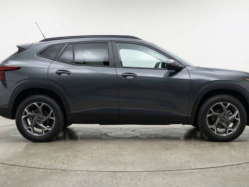 Used 2025 Chevrolet Trax LT image 11