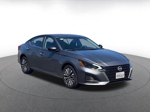 Used 2025 Nissan Altima 2.5 SV image 3