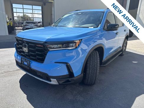 Used 2025 Honda Pilot TrailSport image 3