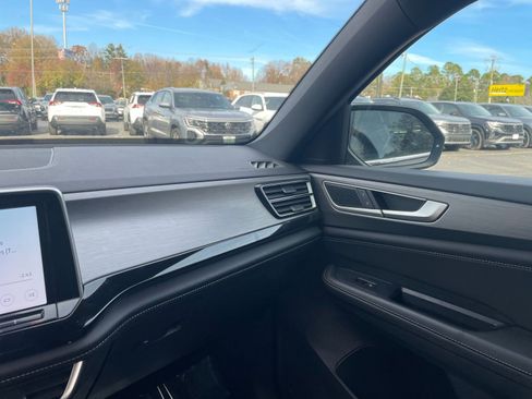 Used 2025 Volkswagen Atlas Cross Sport SE image 31