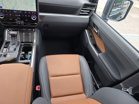 Used 2025 Lexus GX 550 w/ Accessory Package (Z1) image 17