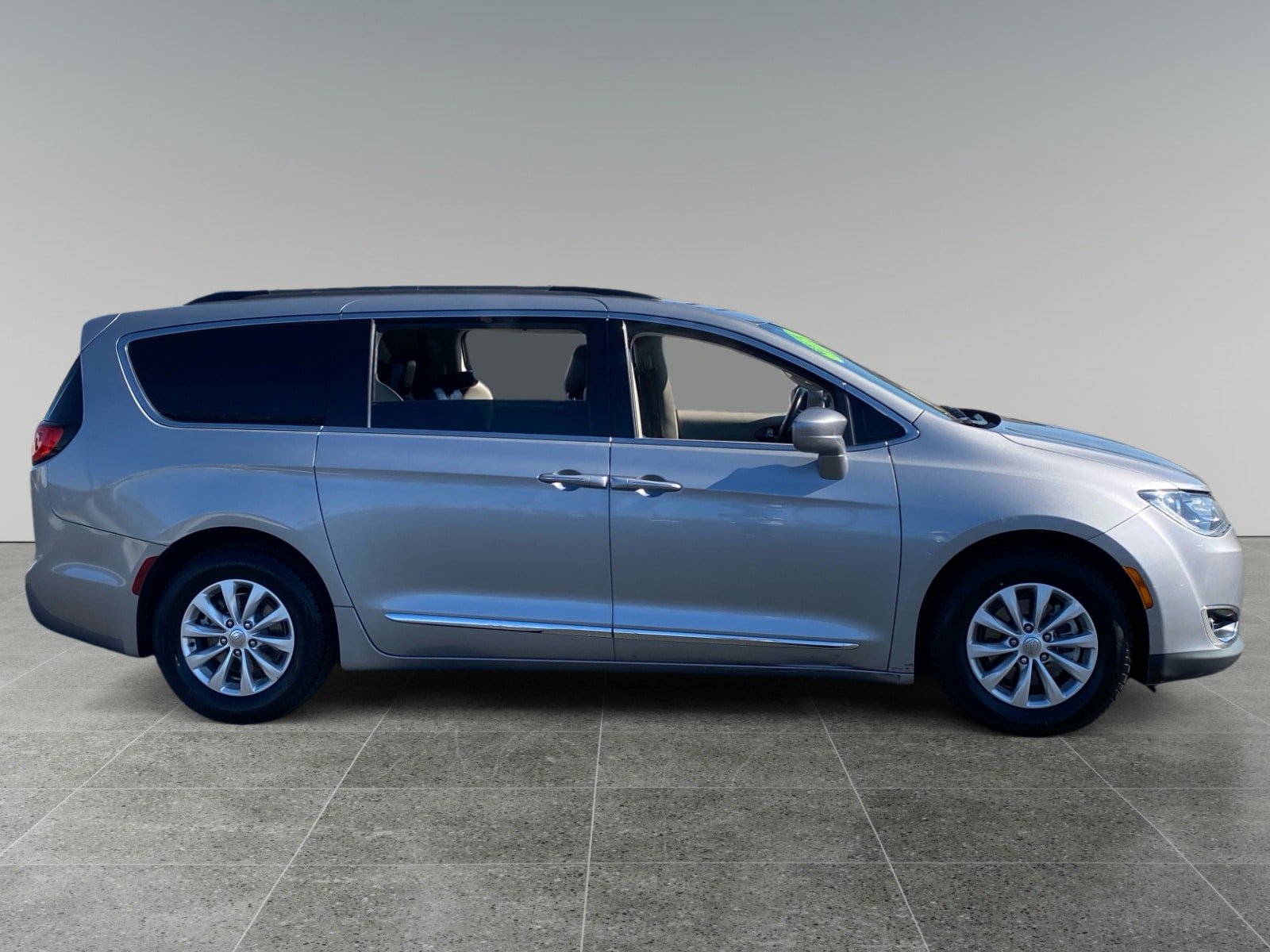 Used 2017 Chrysler Pacifica Touring-L FWD image 6