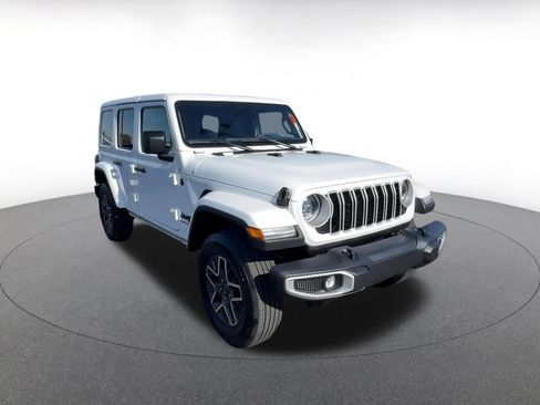 Used 2025 Jeep Wrangler Sahara image 3
