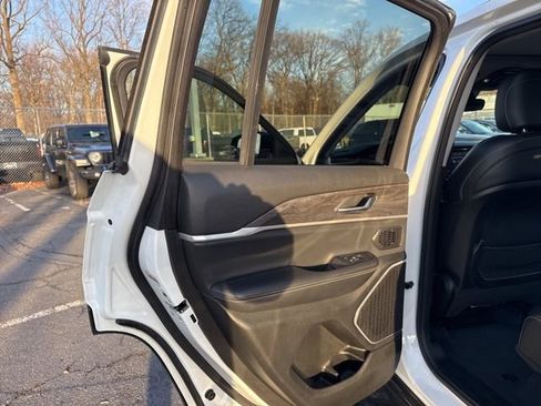 Used 2022 Jeep Grand Cherokee Limited image 30