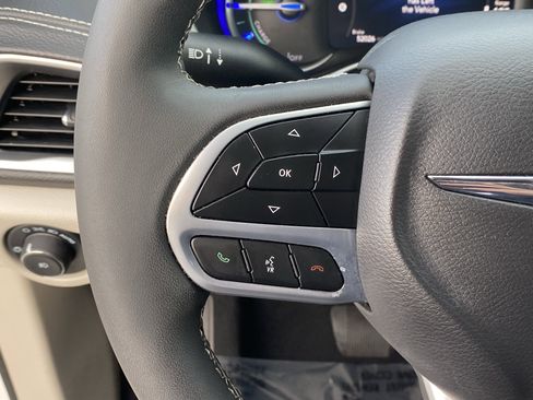 Used 2024 Chrysler Pacifica Select image 26