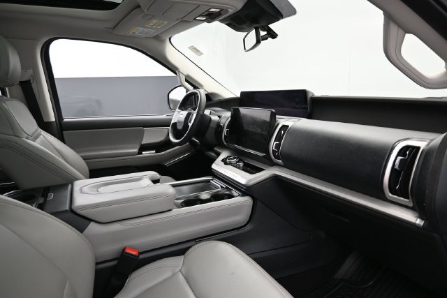 Used 2025 Ford Expedition Active AWD/4WD image 33