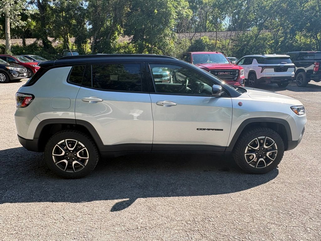Used 2025 Jeep Compass Trailhawk AWD/4WD image 9