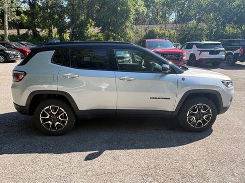 Used 2025 Jeep Compass Trailhawk AWD/4WD image 9