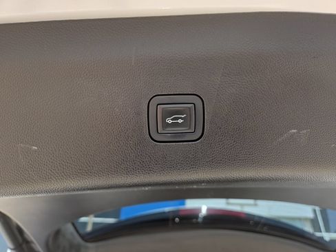 Used 2018 Buick Enclave Premium w/ Experience Buick Package FWD image 10