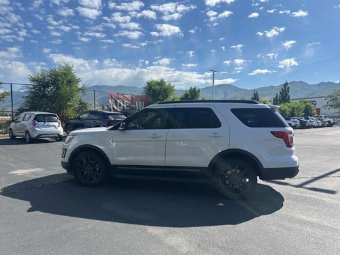 Used 2017 Ford Explorer XLT w/ Equipment Group 202A AWD/4WD image 8