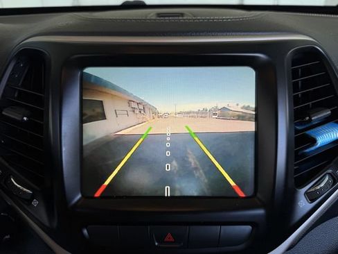 Used 2015 Jeep Cherokee Latitude FWD image 19