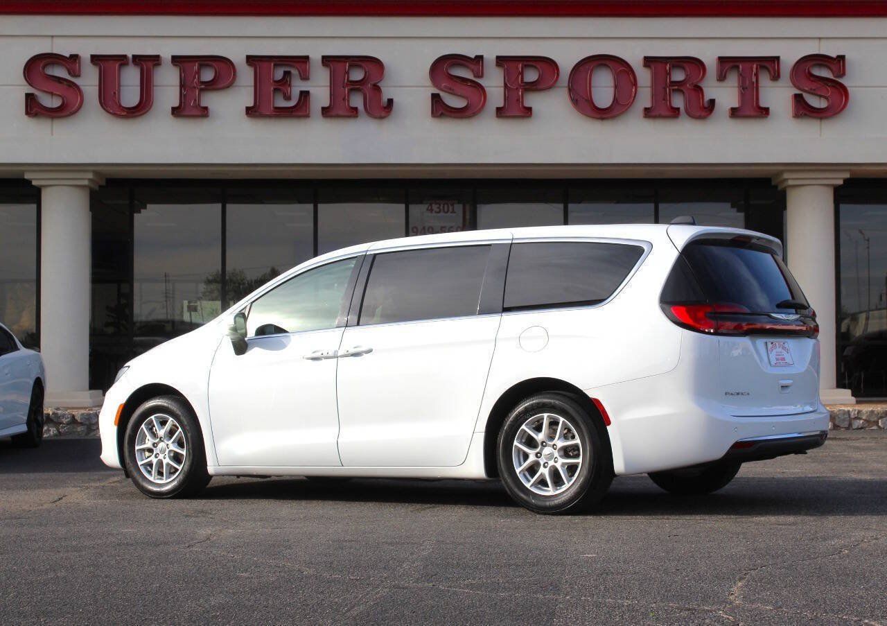 Used 2025 Chrysler Pacifica Select FWD image 5