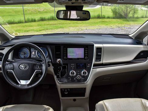 Used 2018 Toyota Sienna XLE FWD image 18