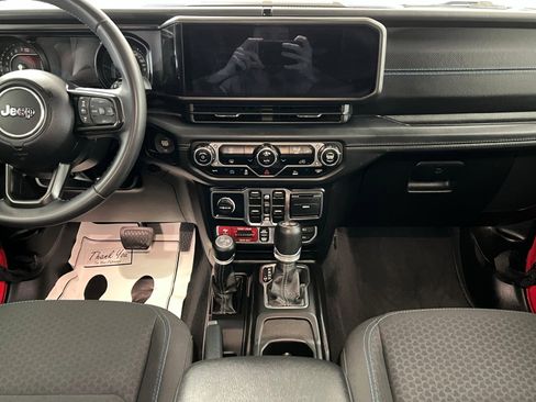 Used 2024 Jeep Wrangler Unlimited Rubicon 4xe image 13