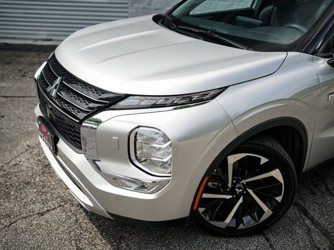 Used 2023 Mitsubishi Outlander LE image 2