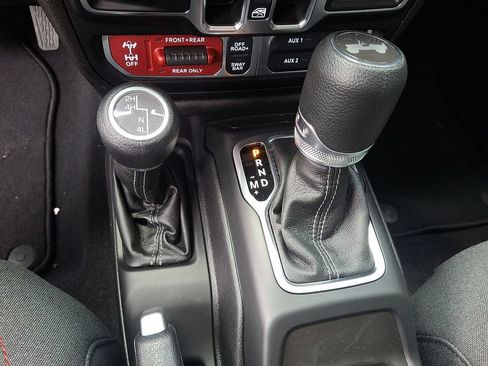 Used 2025 Jeep Wrangler Unlimited Rubicon w/ Convenience Group AWD/4WD image 14
