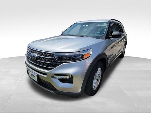 Used 2023 Ford Explorer XLT w/ Equipment Group 202A RWD image 2