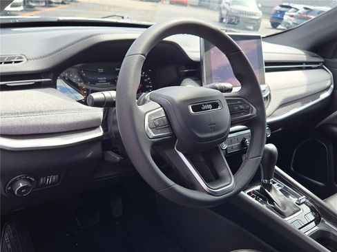 Used 2023 Jeep Compass Latitude AWD/4WD image 18