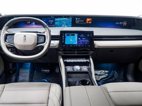 Used 2025 Lincoln Nautilus Premier AWD/4WD image 25