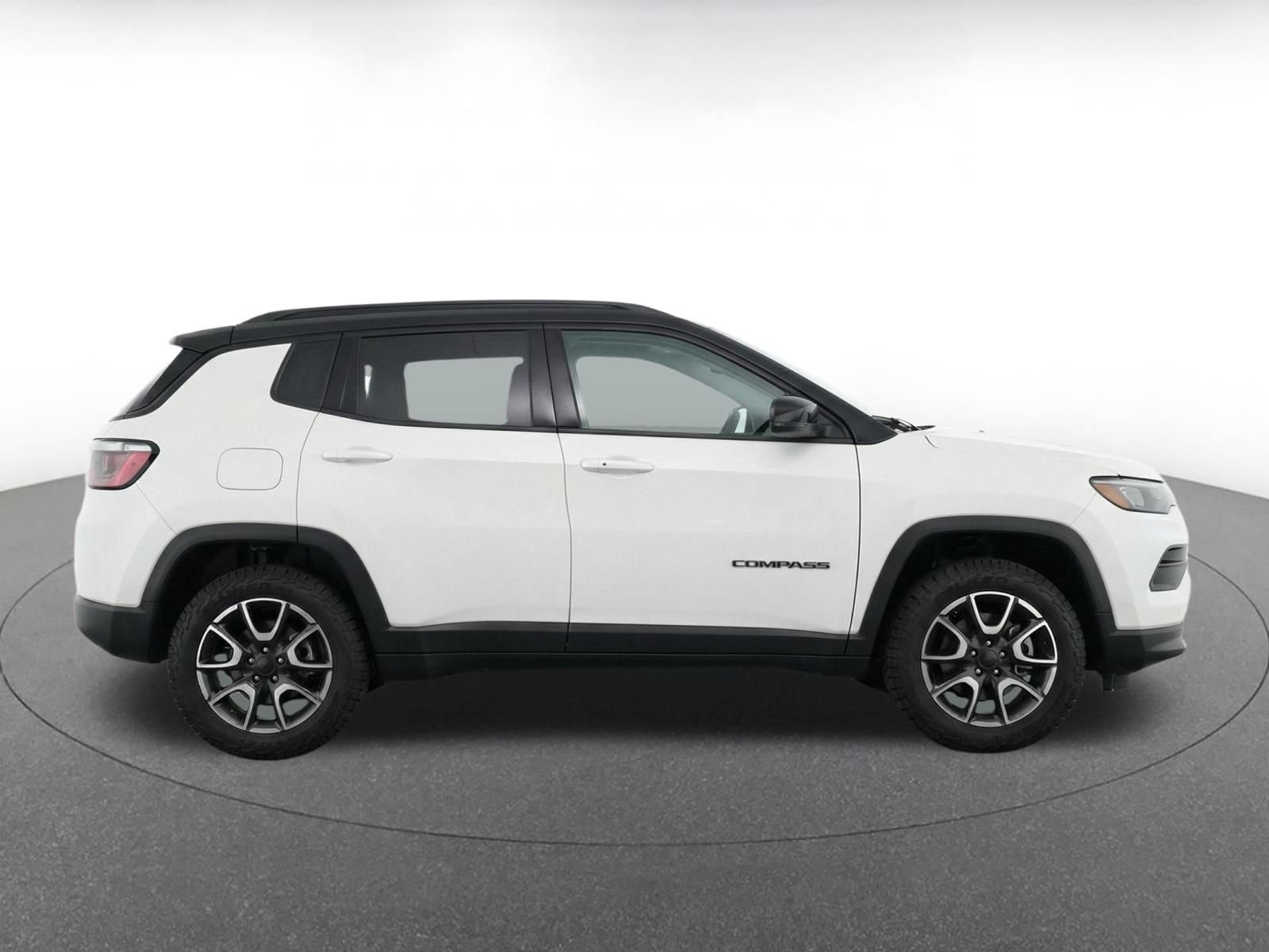 Used 2025 Jeep Compass Trailhawk AWD/4WD image 13