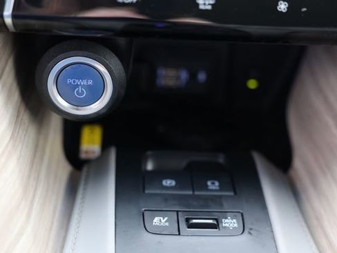 Used 2022 Toyota Venza XLE image 30