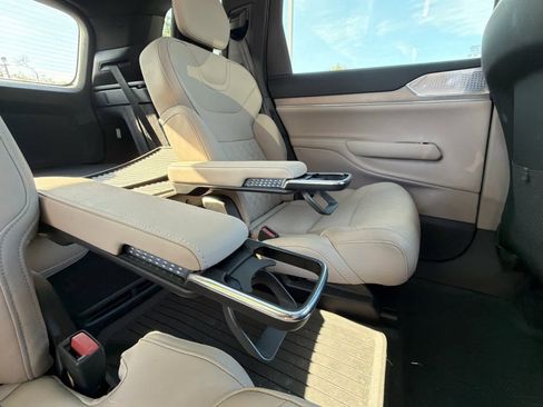 Used 2025 Volvo EX90 Ultra AWD/4WD image 21