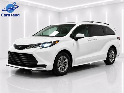 Used 2026 Toyota Sienna LE FWD image 3
