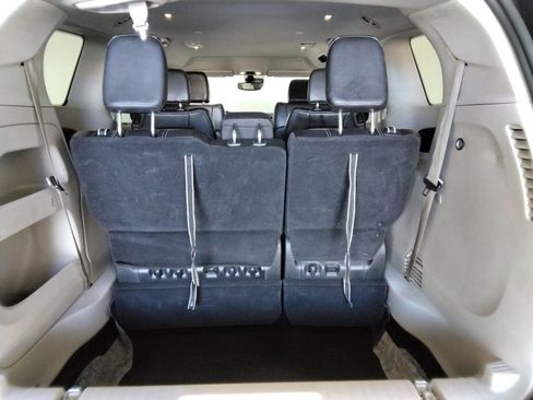 Used 2023 Chrysler Pacifica Touring-L image 9