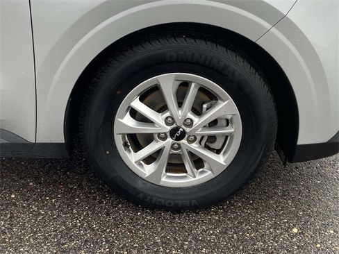 Used 2023 Kia Carnival LX image 5