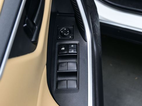 Used 2022 Toyota RAV4 LE AWD/4WD image 10