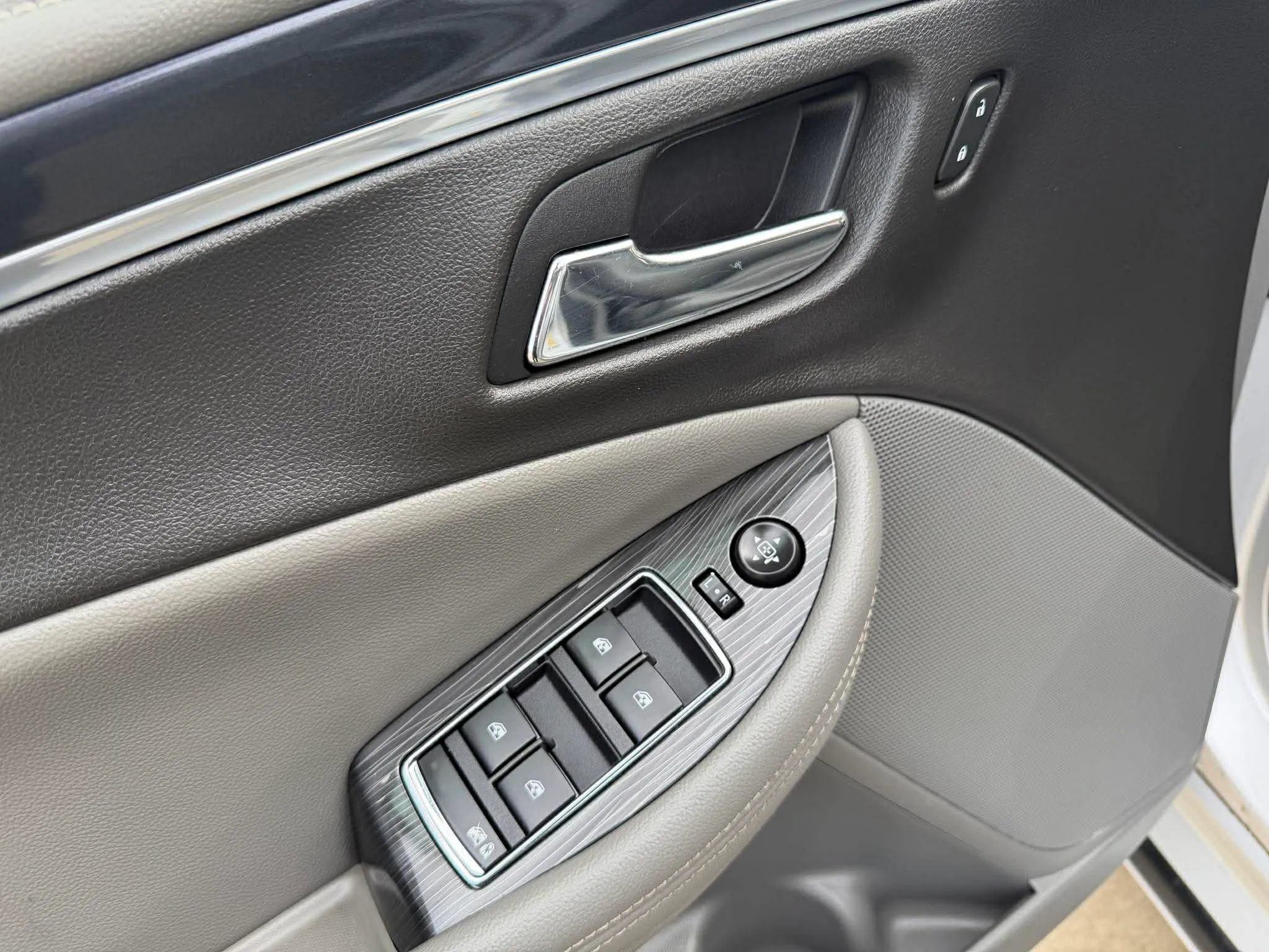 Used 2019 Chevrolet Impala LT FWD image 11