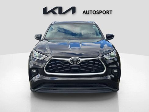 Used 2022 Toyota Highlander XLE image 2