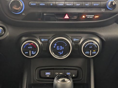 Used 2024 Hyundai Venue Limited image 15