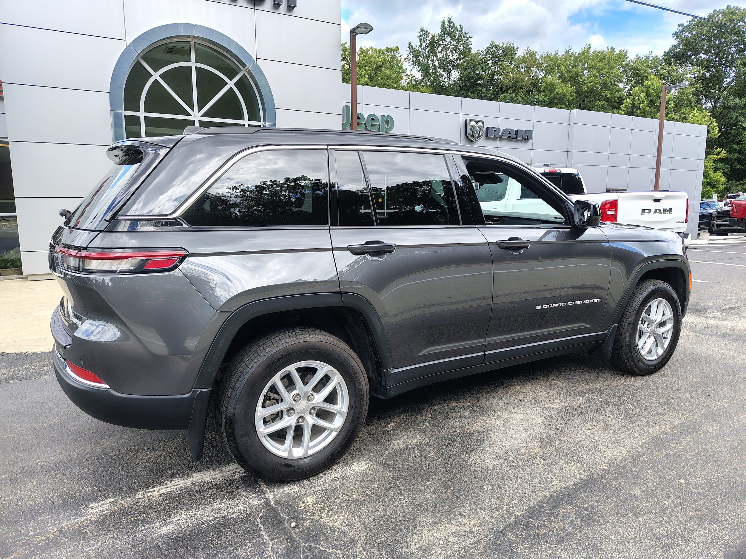 Used 2025 Jeep Grand Cherokee Laredo X w/ Luxury Tech Group I AWD/4WD image 15