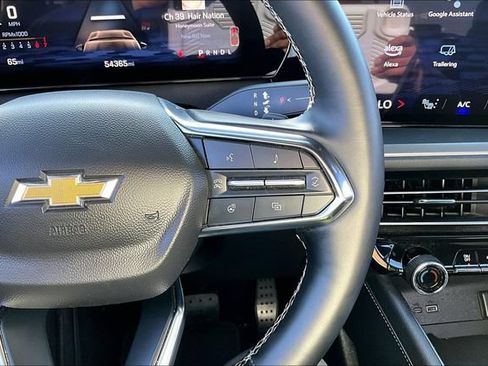 Used 2025 Chevrolet Traverse LT FWD image 12