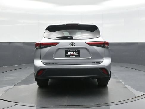 Used 2021 Toyota Highlander XLE AWD/4WD image 6