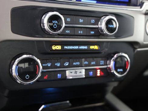 Used 2022 Ford F250 Lariat w/ Black Appearance Package image 8